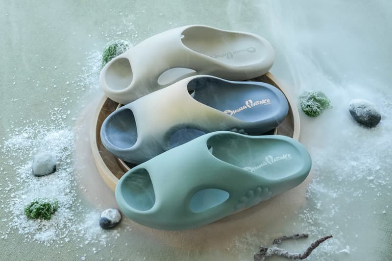 Trois sandales dégradées sur un fond givré et mousse.