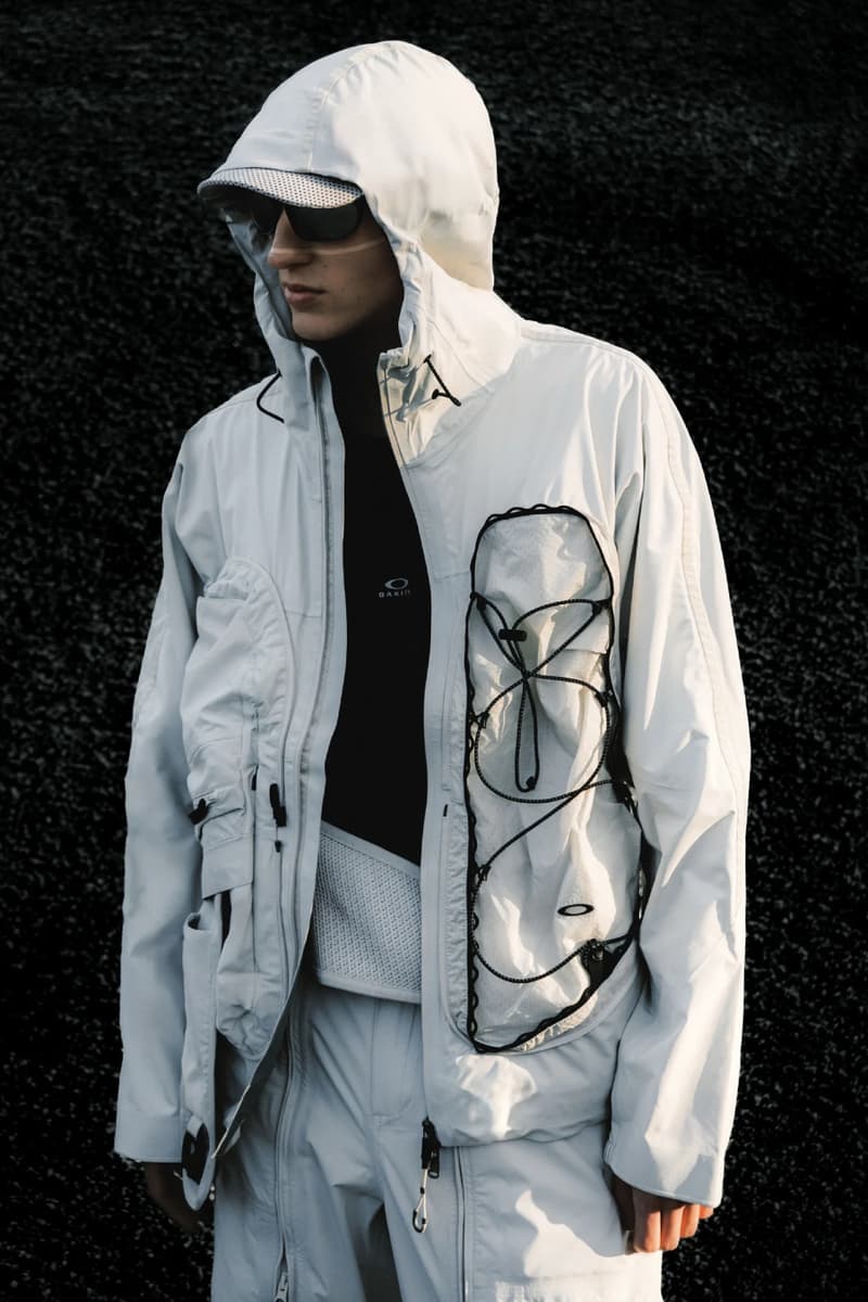 Personne portant une veste technique blanche avec capuche.