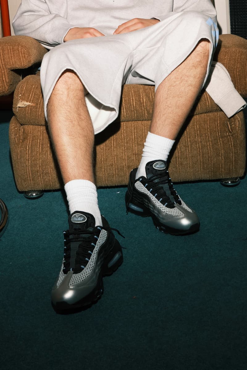 Personne assise, vêtue de chaussures de sport et de chaussettes blanches.