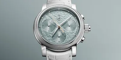 Montre argentée avec cadran texturé et bracelet clair