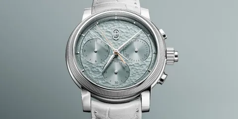 Montre argentée avec cadran texturé et bracelet clair