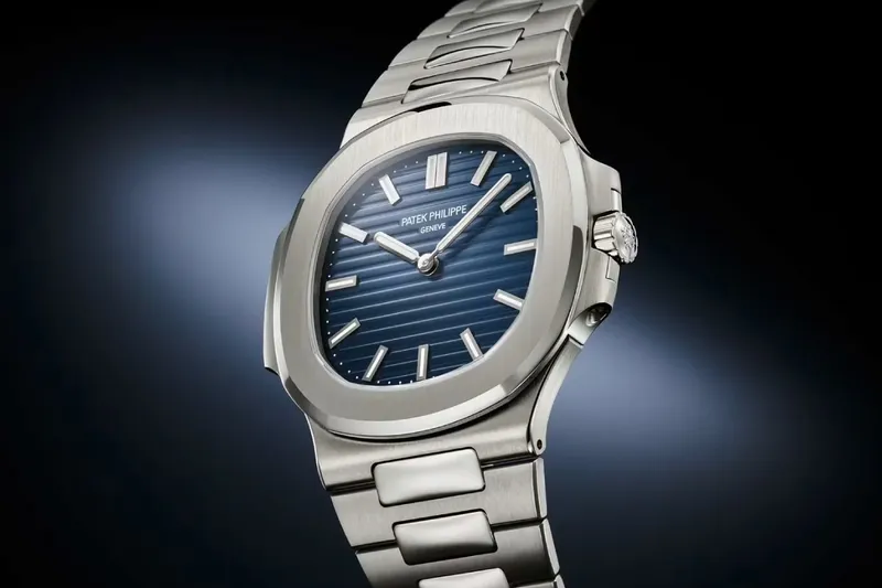 Montre Patek Philippe avec cadran bleu et bracelet en acier inoxydable.