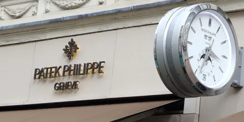 Enseigne de magasin Patek Philippe et horloge extérieure à Genève.