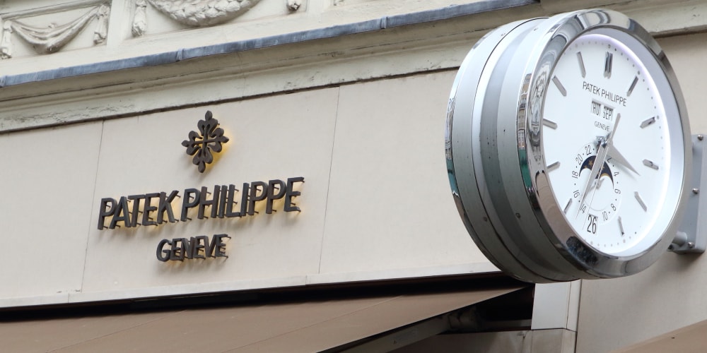 Enseigne de magasin Patek Philippe et horloge extérieure à Genève.