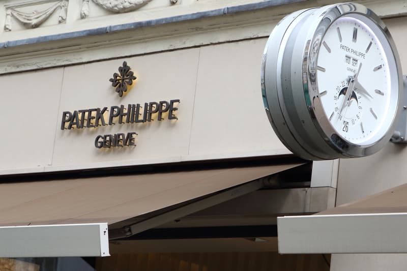 Boutique Patek Philippe avec horloge extérieure visible.