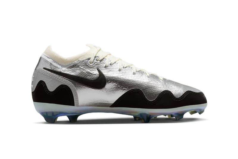 Chaussure de football argentée avec logo noir sur le côté.