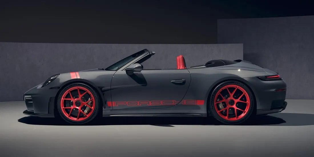 Voiture de sport décapotable grise avec détails rouges.