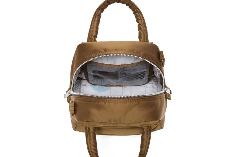 Sac à dos marron avec doublure intérieure visible, ouvert.