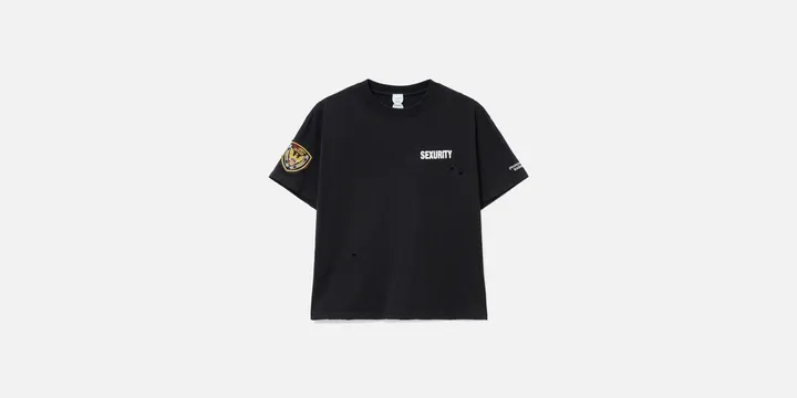 T-shirt noir avec texte 'Security' et écusson, style simple et décontracté.