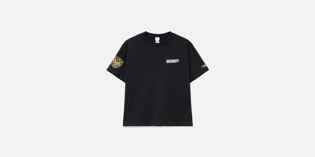 T-shirt noir avec texte 'Security' et écusson, style simple et décontracté.