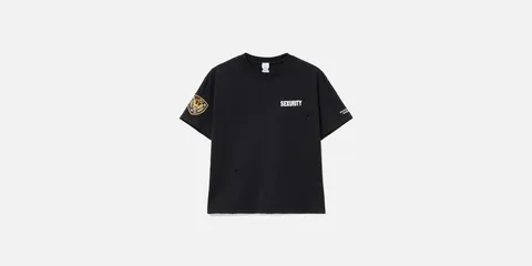 T-shirt noir avec texte 'Security' et écusson, style simple et décontracté.