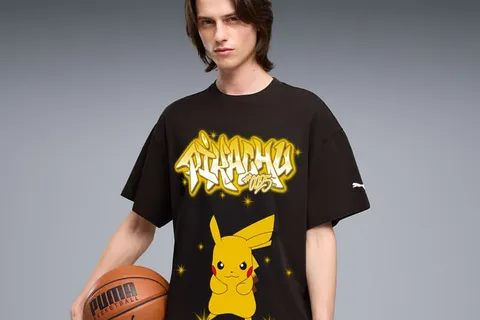 Homme avec t-shirt Pikachu tenant un ballon de basket.
