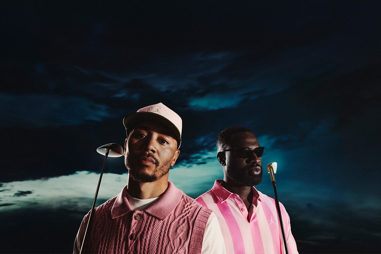 Deux hommes en vêtements roses avec des clubs de golf, ciel sombre en arrière-plan.