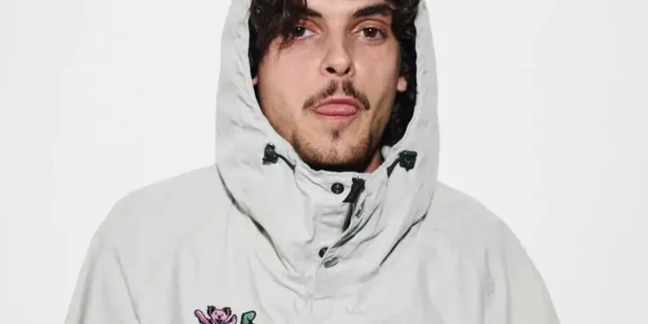 Homme en veste blanche avec capuche et broderie fleur