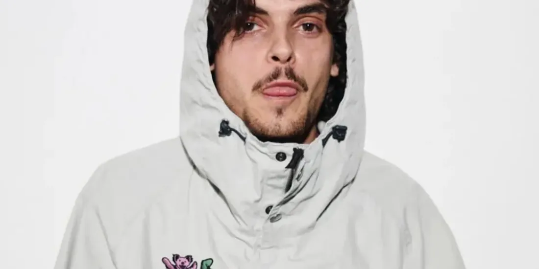 Homme en veste blanche avec capuche et broderie fleur