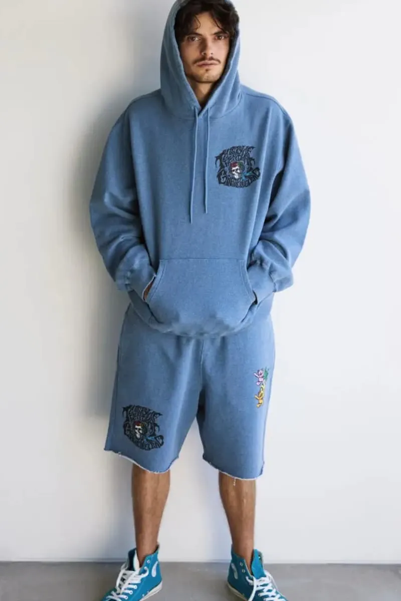 Homme en survêtement bleu avec motif de panthère