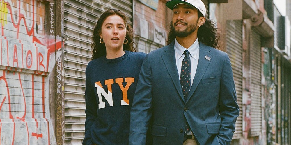 Deux personnes marchant dans une rue avec des grafitis.