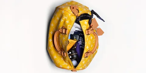 Sac à dos jaune avec divers articles visibles à l'intérieur