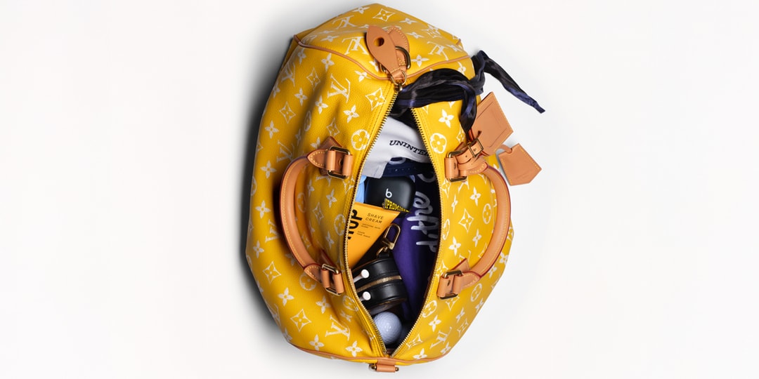 Sac à dos jaune avec divers articles visibles à l'intérieur