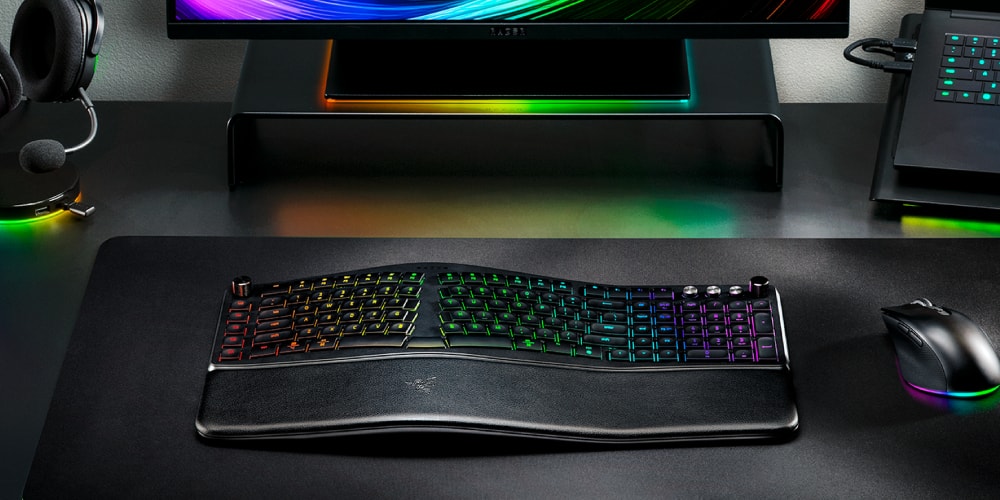 Clavier et souris gamer sur bureau avec éclairage RGB