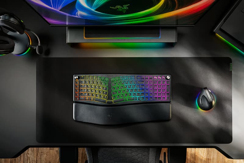 Bureau avec clavier ergonomique RGB et souris gaming