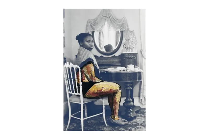 Collage artistique, femme assise devant un miroir, peinture corporelle partielle.