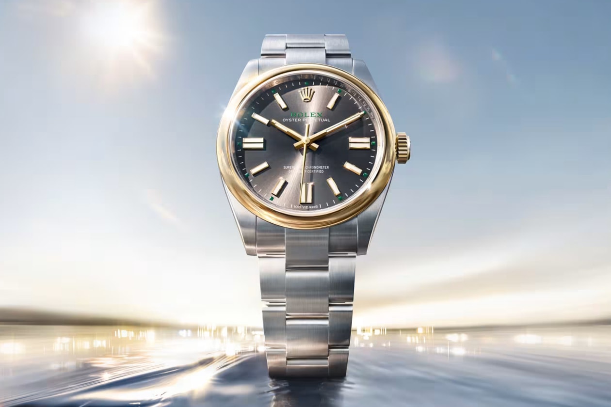 Montre en métal avec fond flou et reflet de lumière.