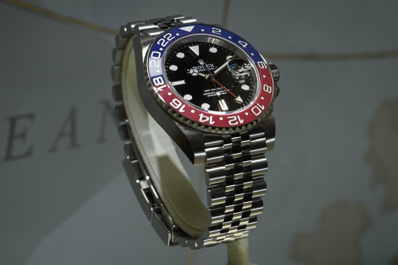 Montre avec cadran coloré bleu et rouge sur un bracelet métallique en exposition.