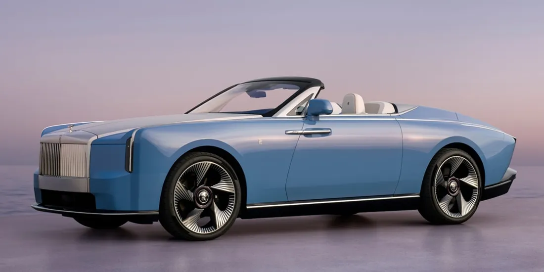 Voiture décapotable bleue de luxe sur fond de ciel pastel