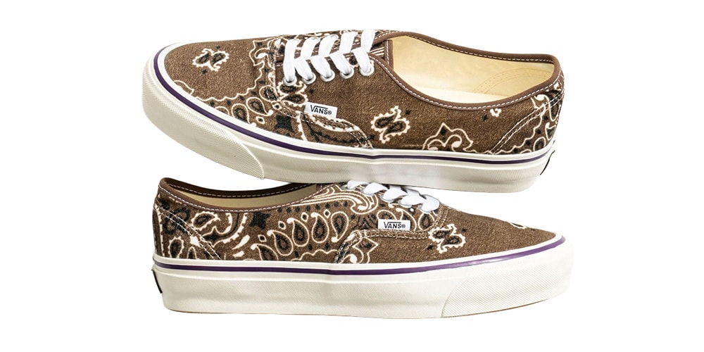 Chaussures Vans marron avec motif bandana blanc et semelle blanche.