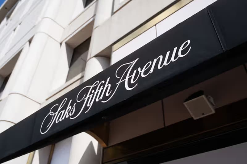 Auvent noir avec texte 'Saks Fifth Avenue' en blanc.