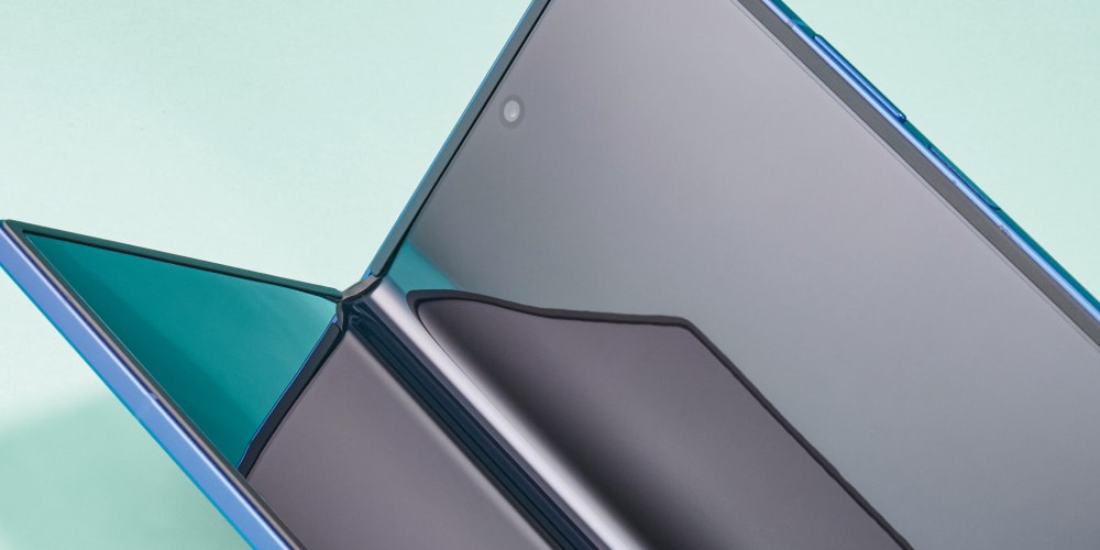 Smartphone pliant ouvert illustrant la technologie moderne.