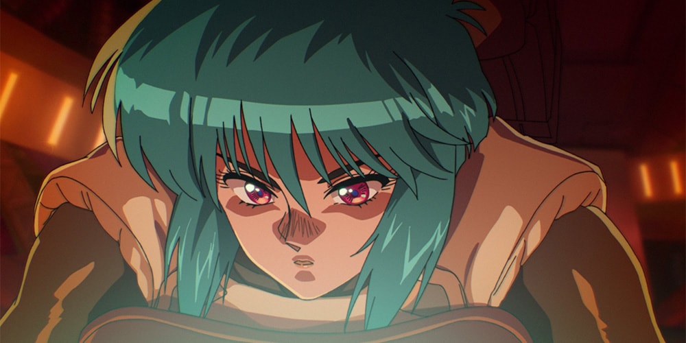 Personnage animé aux cheveux turquoise avec expression intense