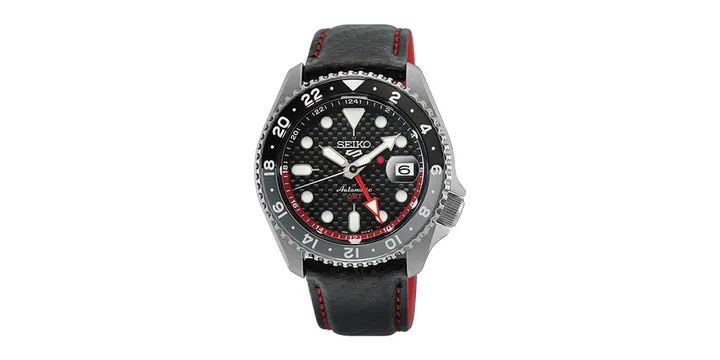 Montre Seiko avec cadran noir et détails rouges, bracelet en cuir.