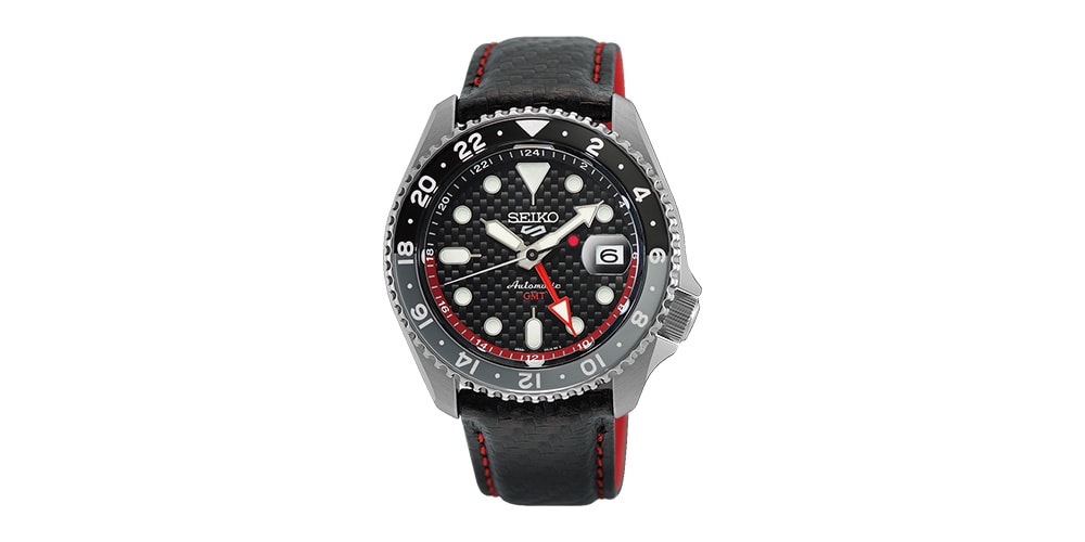 Montre Seiko avec cadran noir et détails rouges, bracelet en cuir.