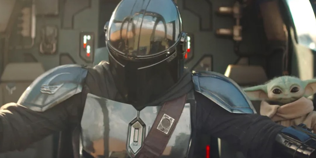 Personnage en armure et créature verte dans un vaisseau spatial