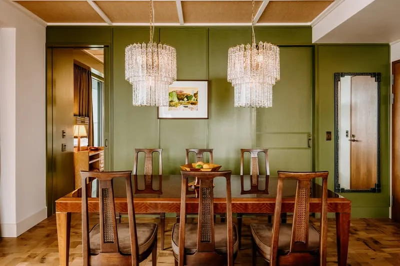 Salle à manger élégante avec chaises et suspensions élégantes au plafond.