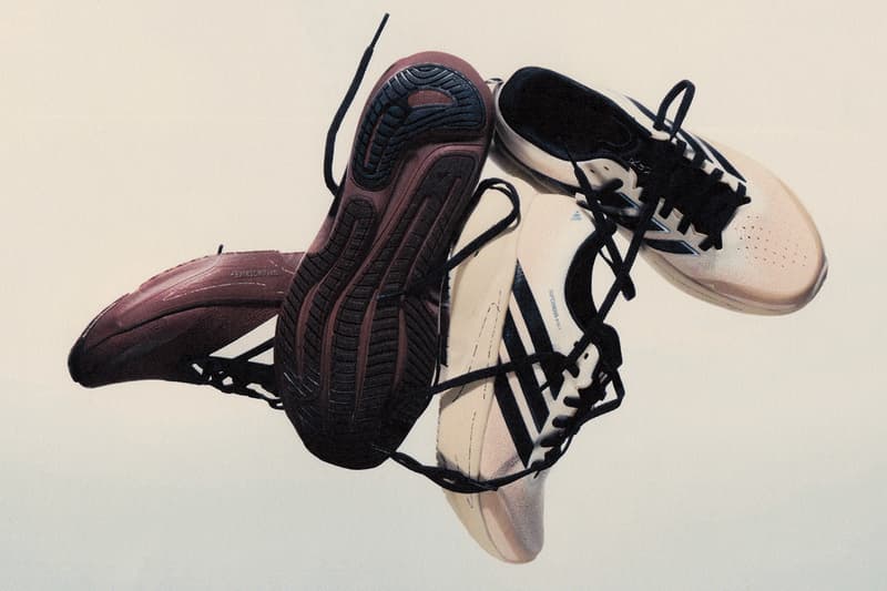 Des chaussures blanches avec des semelles noires en suspension.