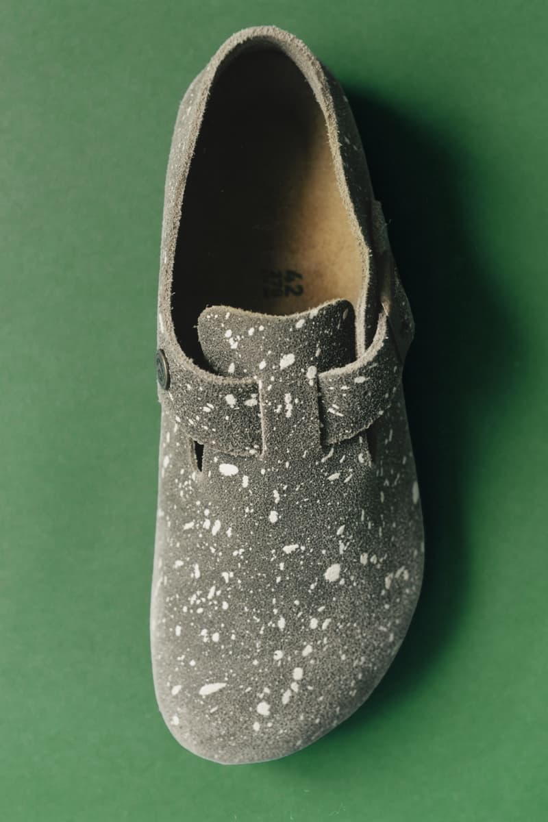 Sabot gris texturé sur fond vert