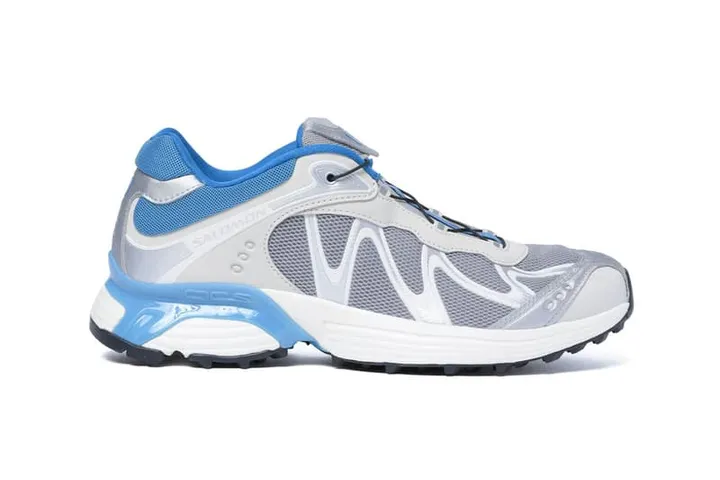 Chaussure de sport grise et bleue avec design moderne.