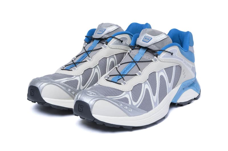 Chaussures de sport grises et bleues avec lacets rapides et semelle épaisse.