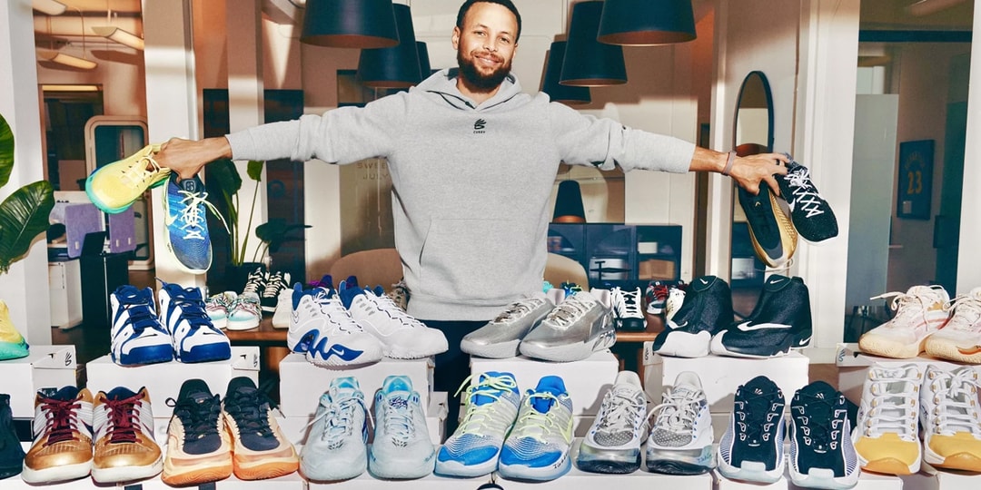 Homme avec de nombreuses baskets sur une table, bras ouverts tenant des chaussures.