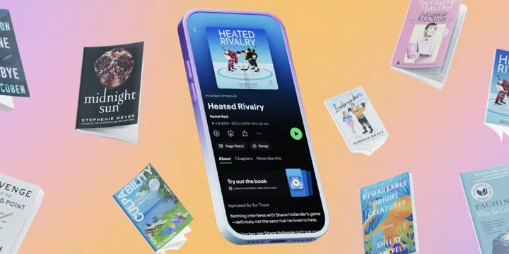 Smartphone affichant un livre audio 'Heated Rivalry', entouré de livres de poche.