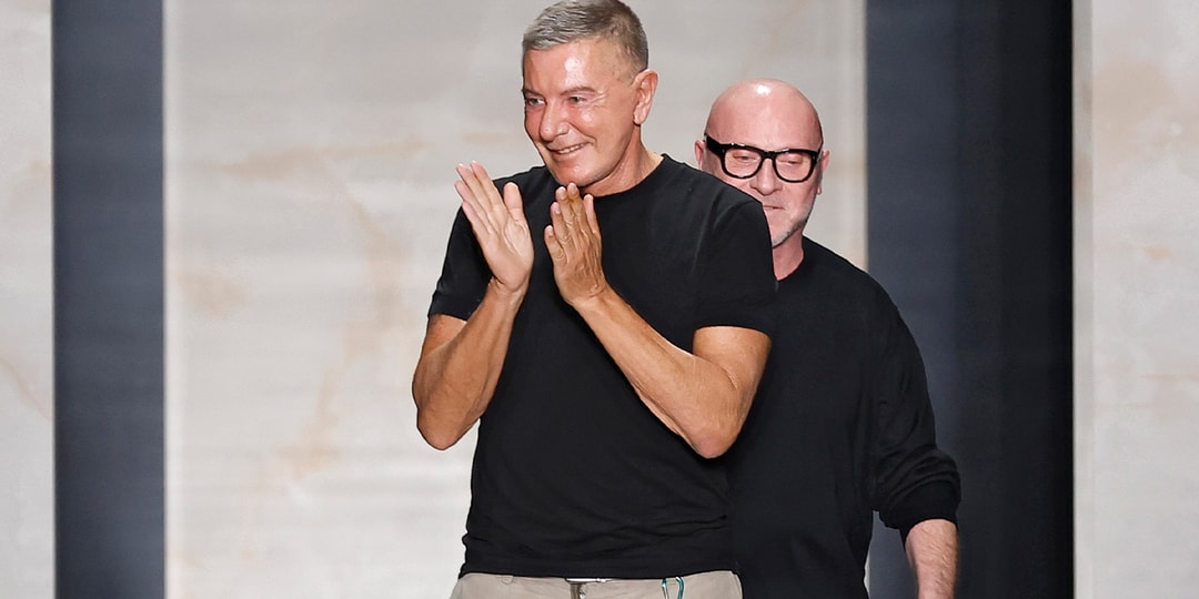 Deux hommes sur une scène, applaudissent en souriant.