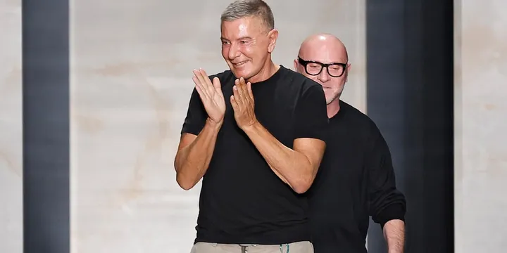 Deux hommes sur une scène, applaudissent en souriant.