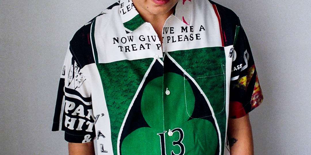 Homme portant une chemise colorée avec des motifs et du texte.