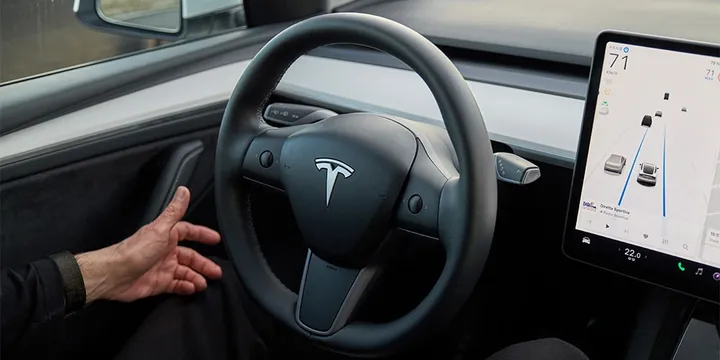 Volant et tableau de bord d'une voiture électrique autonome.