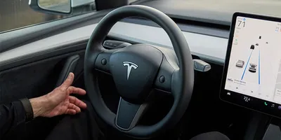 Volant et tableau de bord d'une voiture électrique autonome.