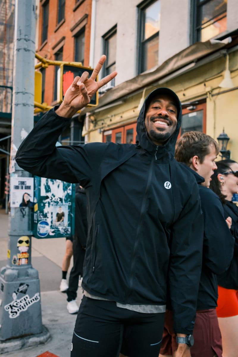 Homme souriant en tenue de sport, levant deux doigts.