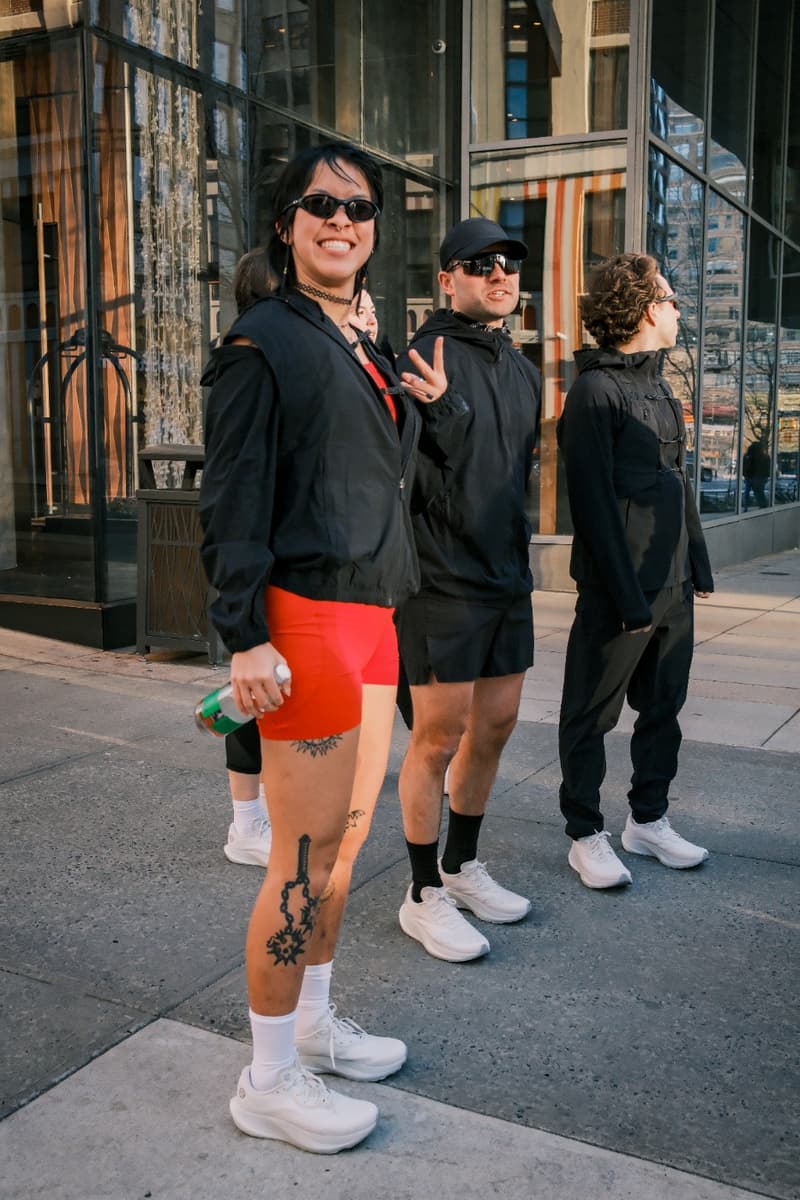 Personnes en vêtements de sport, souriantes dans la rue.